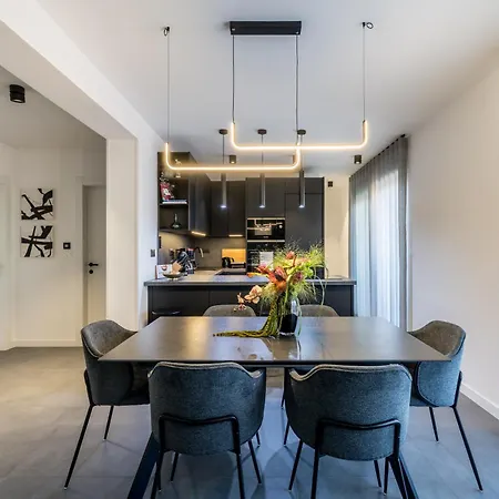Apartment Noire